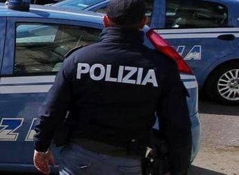 Femminicidio a Bergamo, donna uccisa a coltellate in casa: arrestato il marito