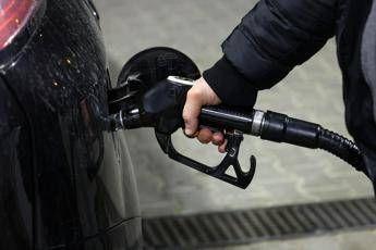 Taglio accise carburanti, cosa prevede il decreto
