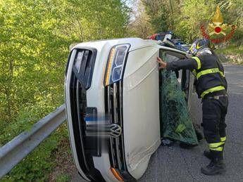 Roma, auto si ribalta dopo incidente: feriti mamma e due bambini