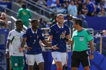 Francia-Senegal, contatto Mbappé-Mané e rigore negato: furia Deschamps e tv ‘ingannate’