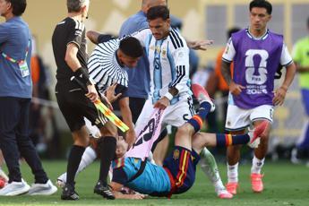 Mondiali, follia Paredes dopo finale: rissa ed espulsione. E Otamendi litiga con Rodri