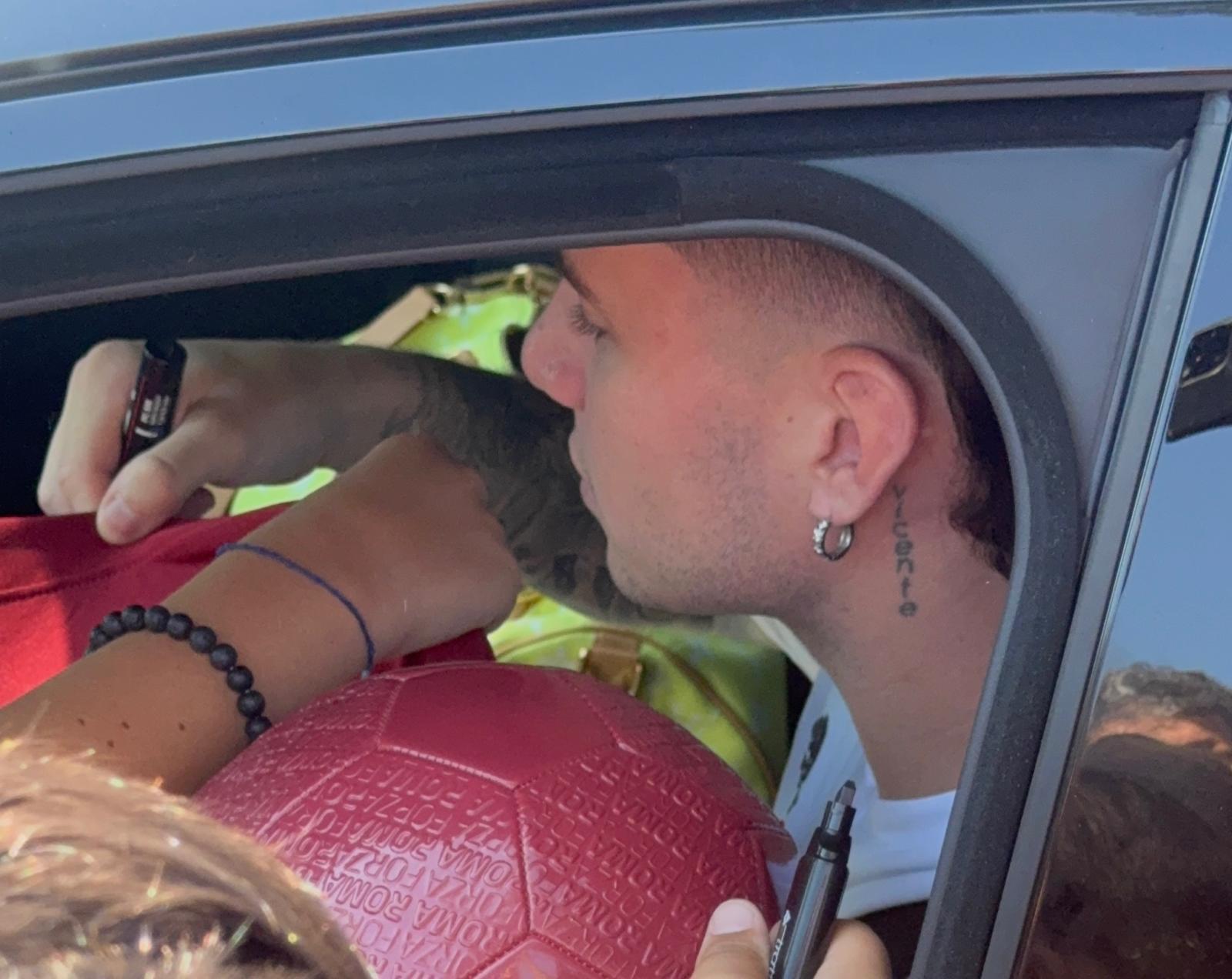 Raduno Roma, i primi ad arrivare Ghilardi e Angelino. Soulè e Wesley, selfie e autografi. Dybala non ha raggiunto Trigoria – VIDEO