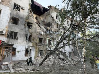 Ucraina, attacchi russi a Zaporizhzhia e Kharkiv: 6 morti. Kiev colpisce deposito petrolio